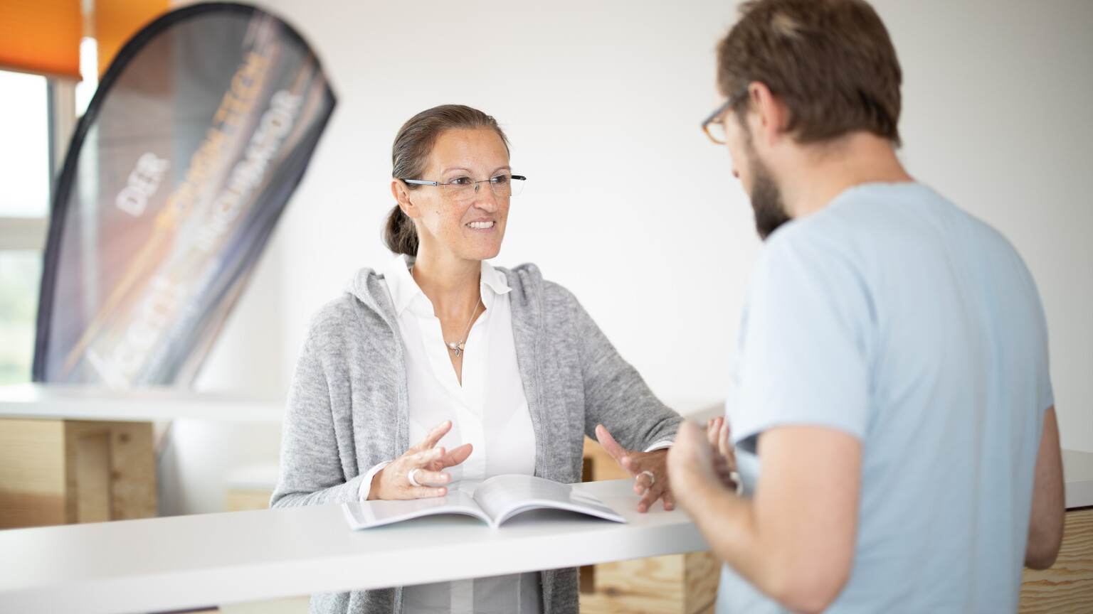 accent Mitarbeiterin berät junge Unternehmer