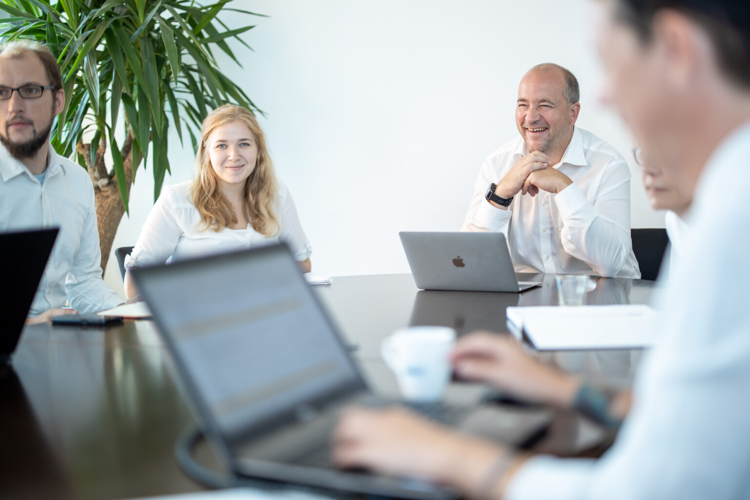 accent Team sitzt im Meeting Raum in Wiener Neustadt und hält eine Besprechung