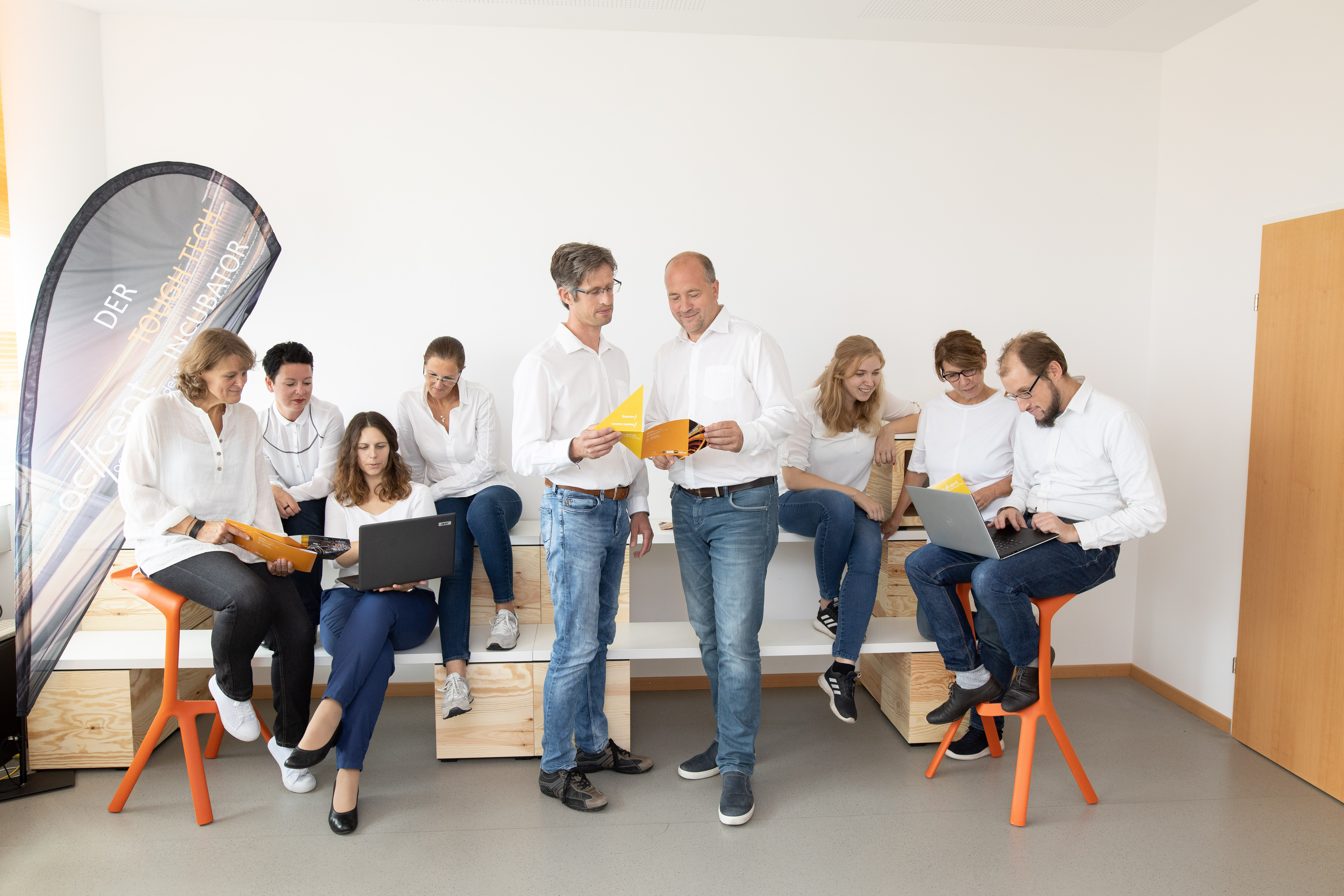 gesamtes accent Team betrachtet Folder