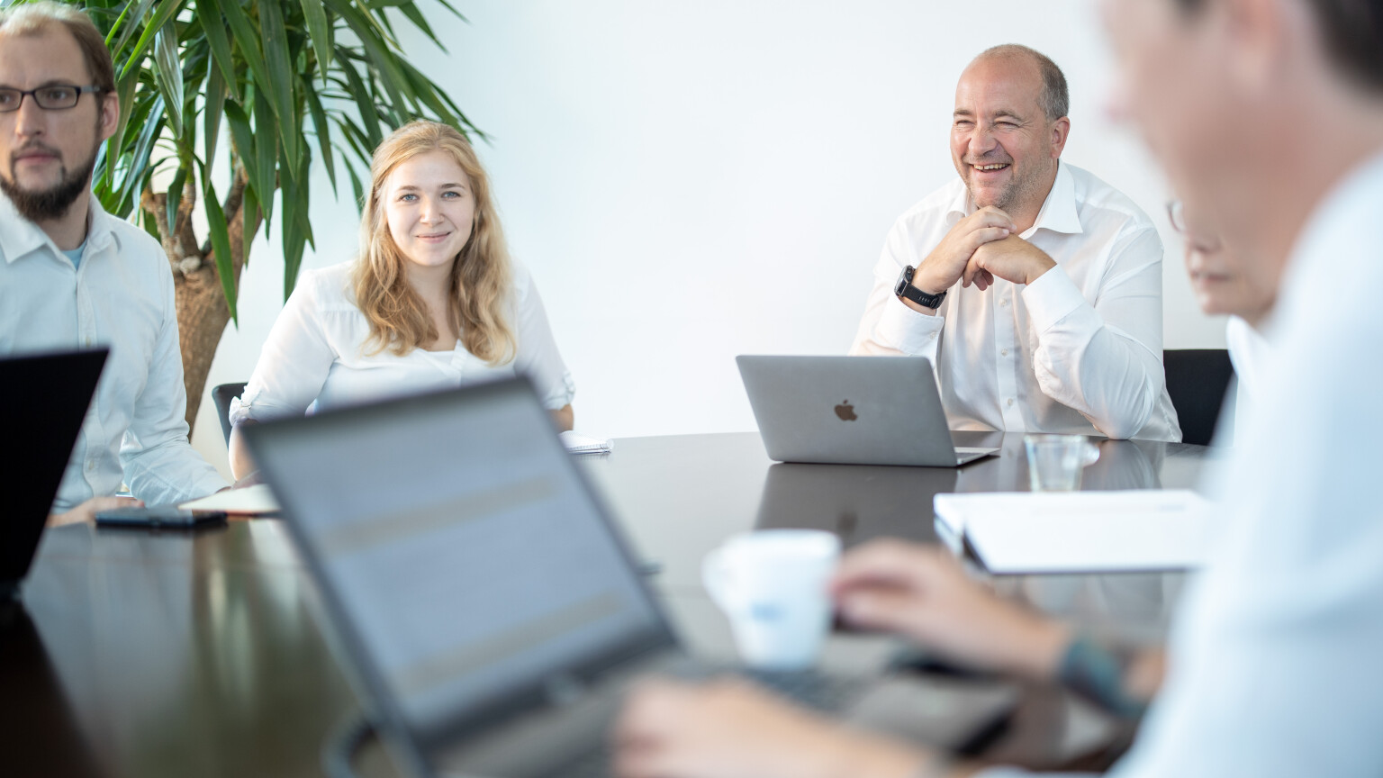 accent Team sitzt im Meeting Raum in Wiener Neustadt und hält eine Besprechung