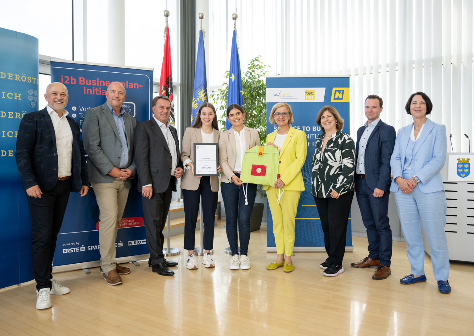 vlnr. Emanuel Bröderbauer, GF i2b, Michael Moll, GF accent, WKNÖ-Präsident Wolfgang Ecker, Klara Lurger, Leonie Kaiser, Landeshauptfrau Johanna Mikl-Leitner, Doris Agneter, GF tecnet, Paul Hofstätter, Sparkasse NÖ, Nicole Wöllert, WKNÖ | Foto©: NLK Pfeffer