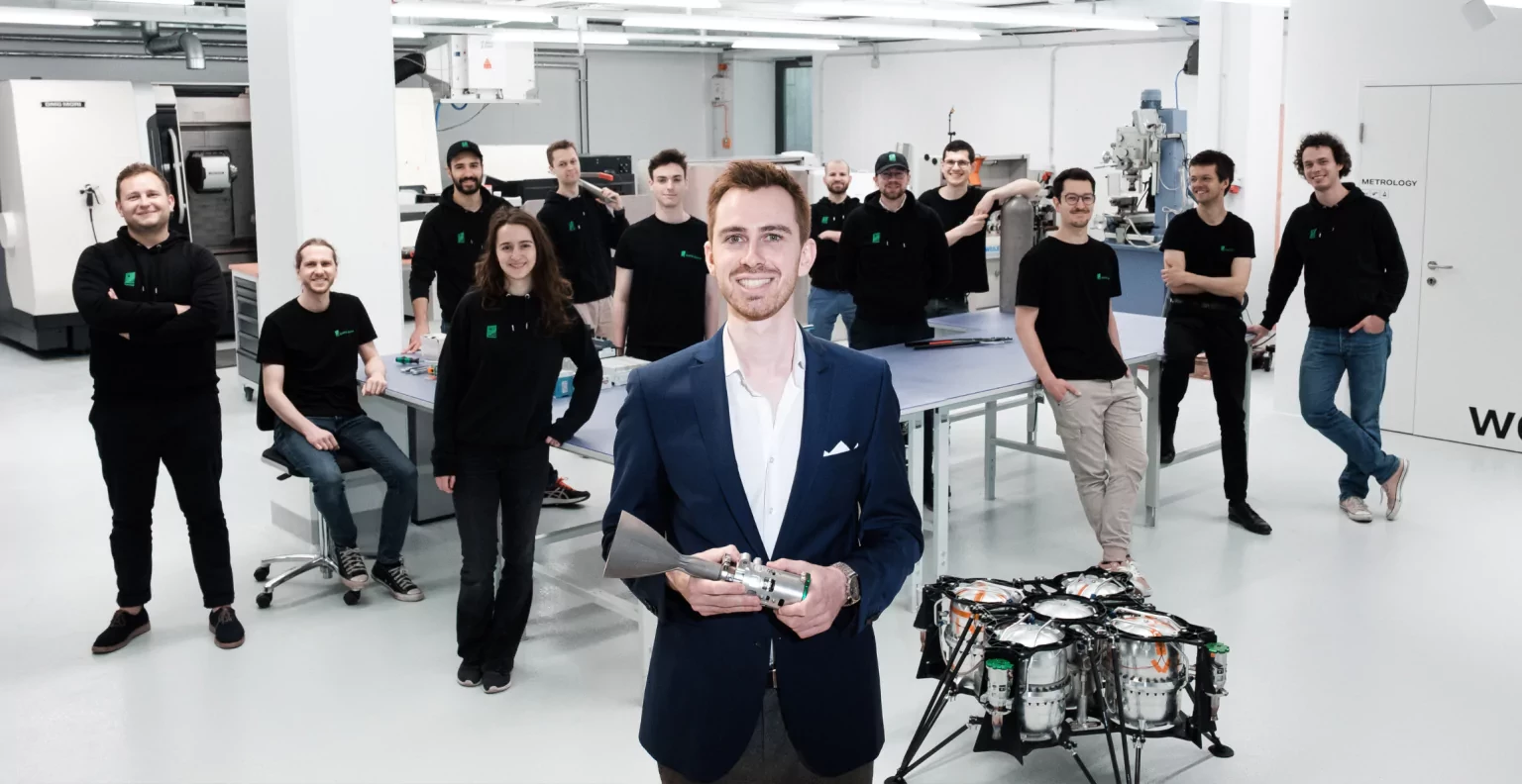 Das Team von Gate Space rund um CEO und Co-Founder Moritz Novak (Mitte) © GATE Space
