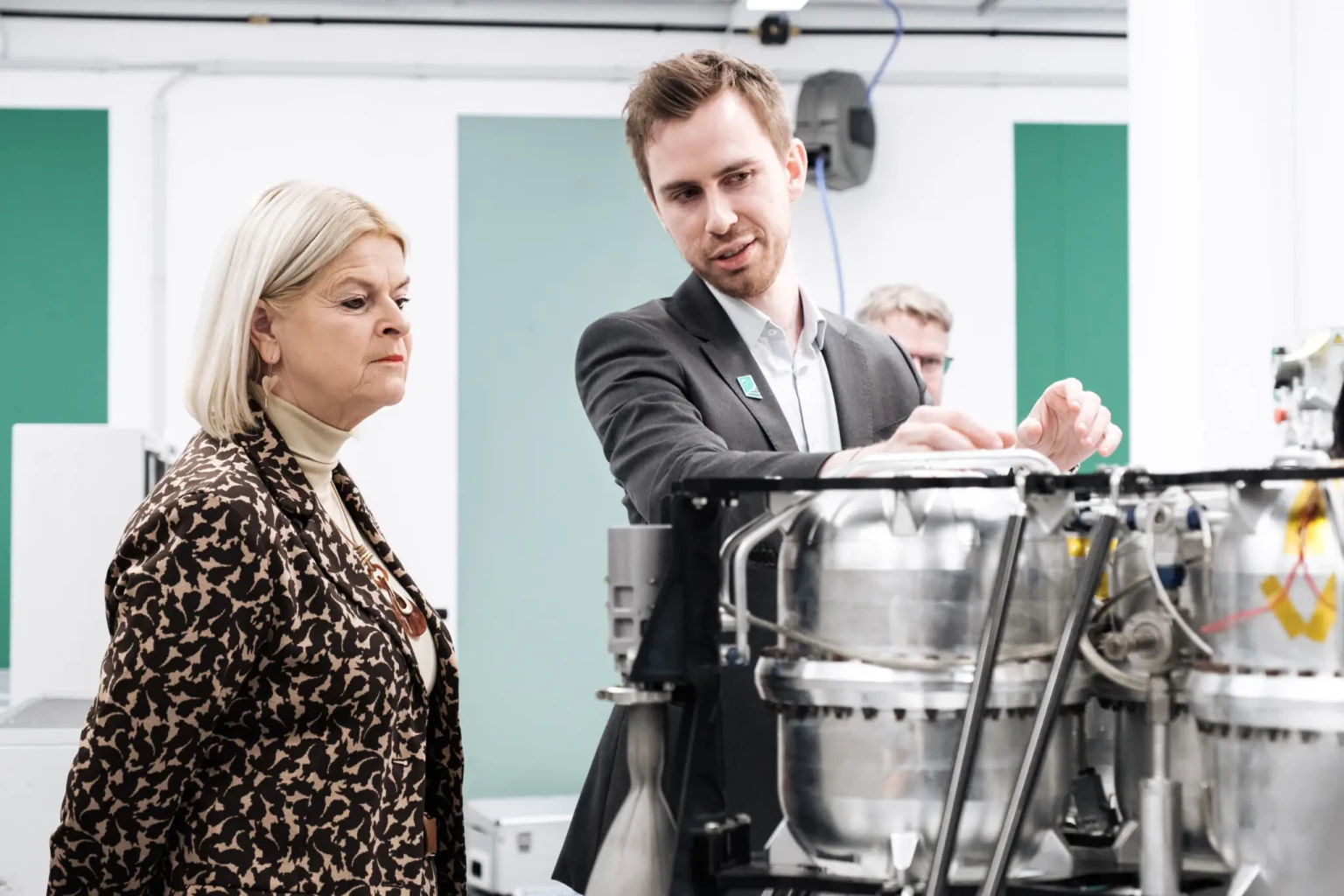 Klaudia Tanner zu Besuch bei GATE Space. | © GATE Space