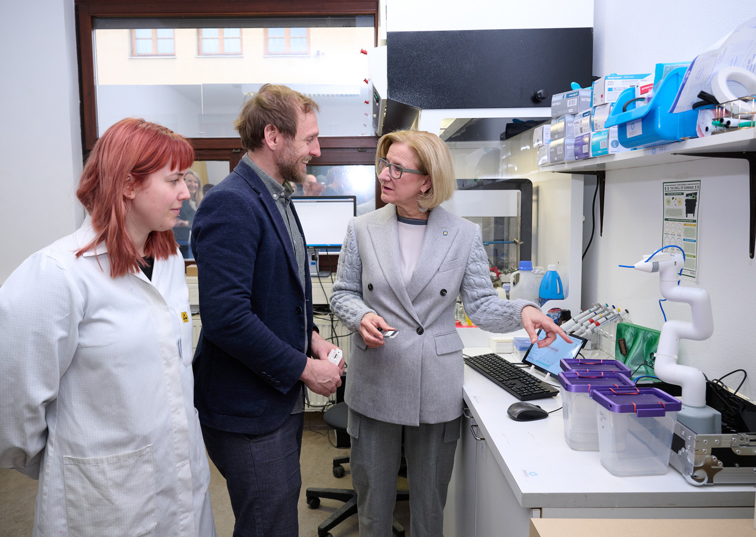 Landeshauptfrau Johanna Mikl-Leitner beim Rundgang durch den Makerspace mit Patrik Aspermair. Copyright: NLK Pfeiffer