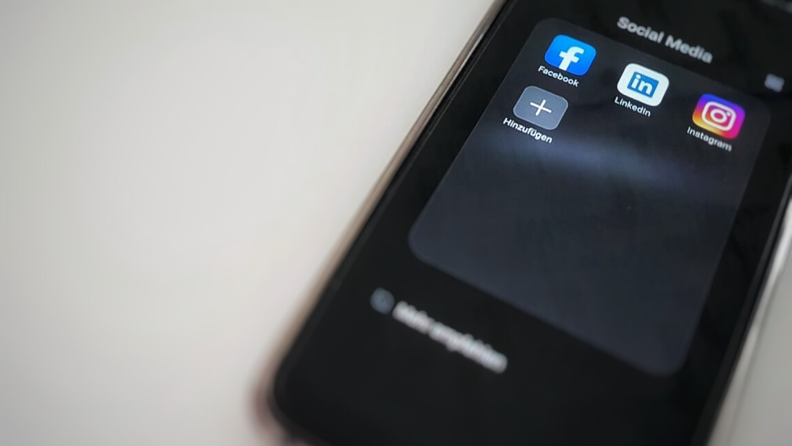 Smartphone mit Social Media Apps